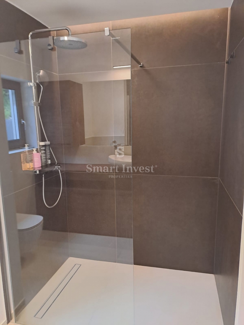 LOVRAN, moderna vila z bazenom in pogledom na morje!