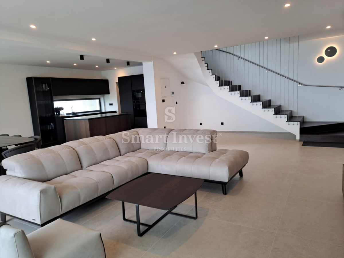 LOVRAN, moderna vila z bazenom in pogledom na morje!