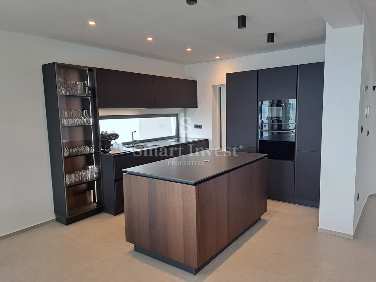 LOVRAN, moderna vila z bazenom in pogledom na morje!