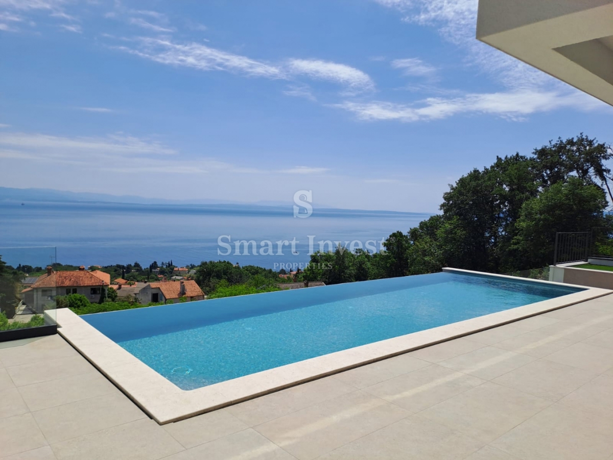 LOVRAN, moderna vila z bazenom in pogledom na morje!