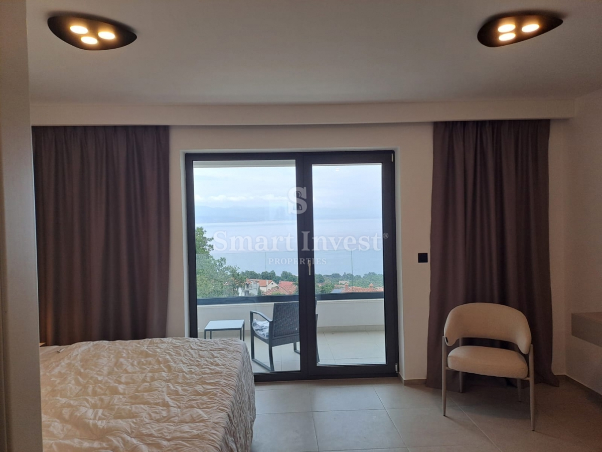 LOVRAN, moderna vila z bazenom in pogledom na morje!