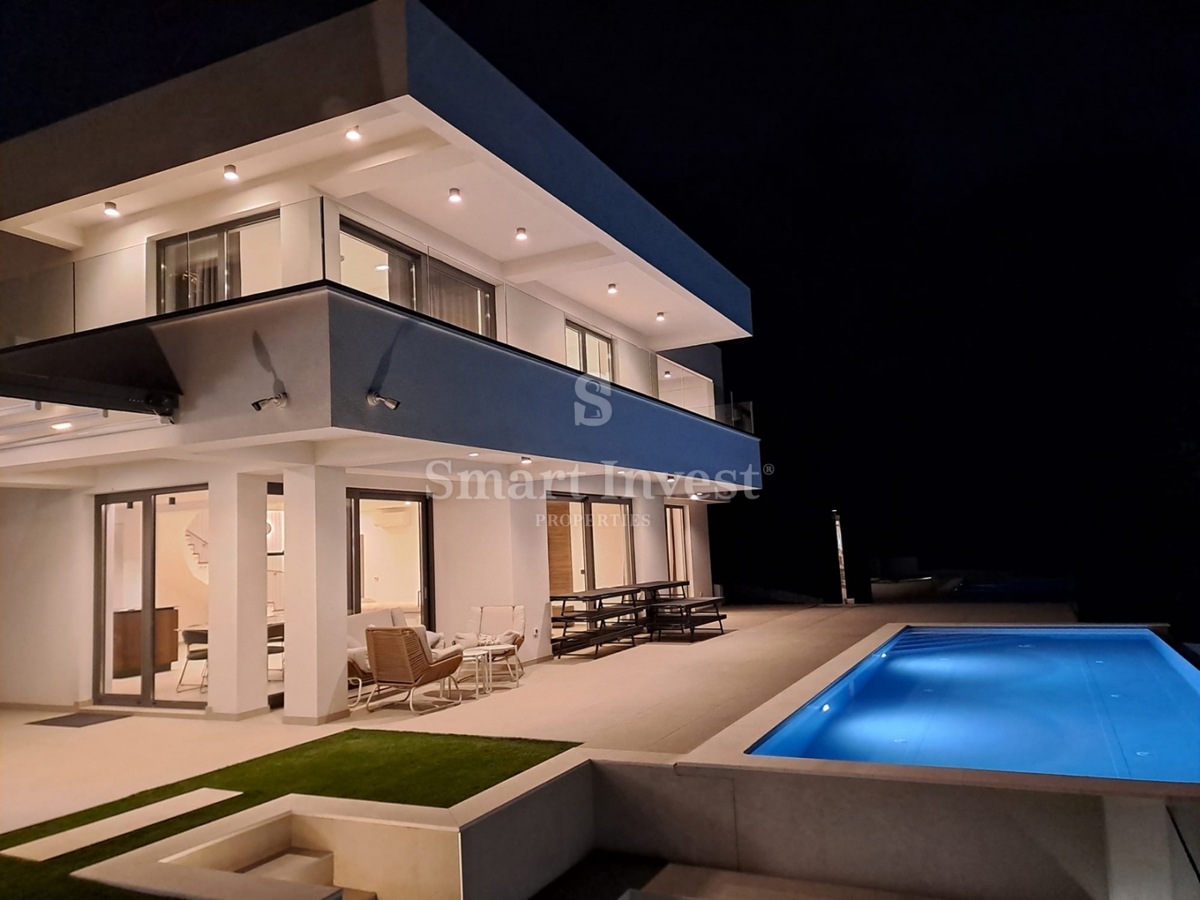 LOVRAN, moderna vila z bazenom in pogledom na morje!