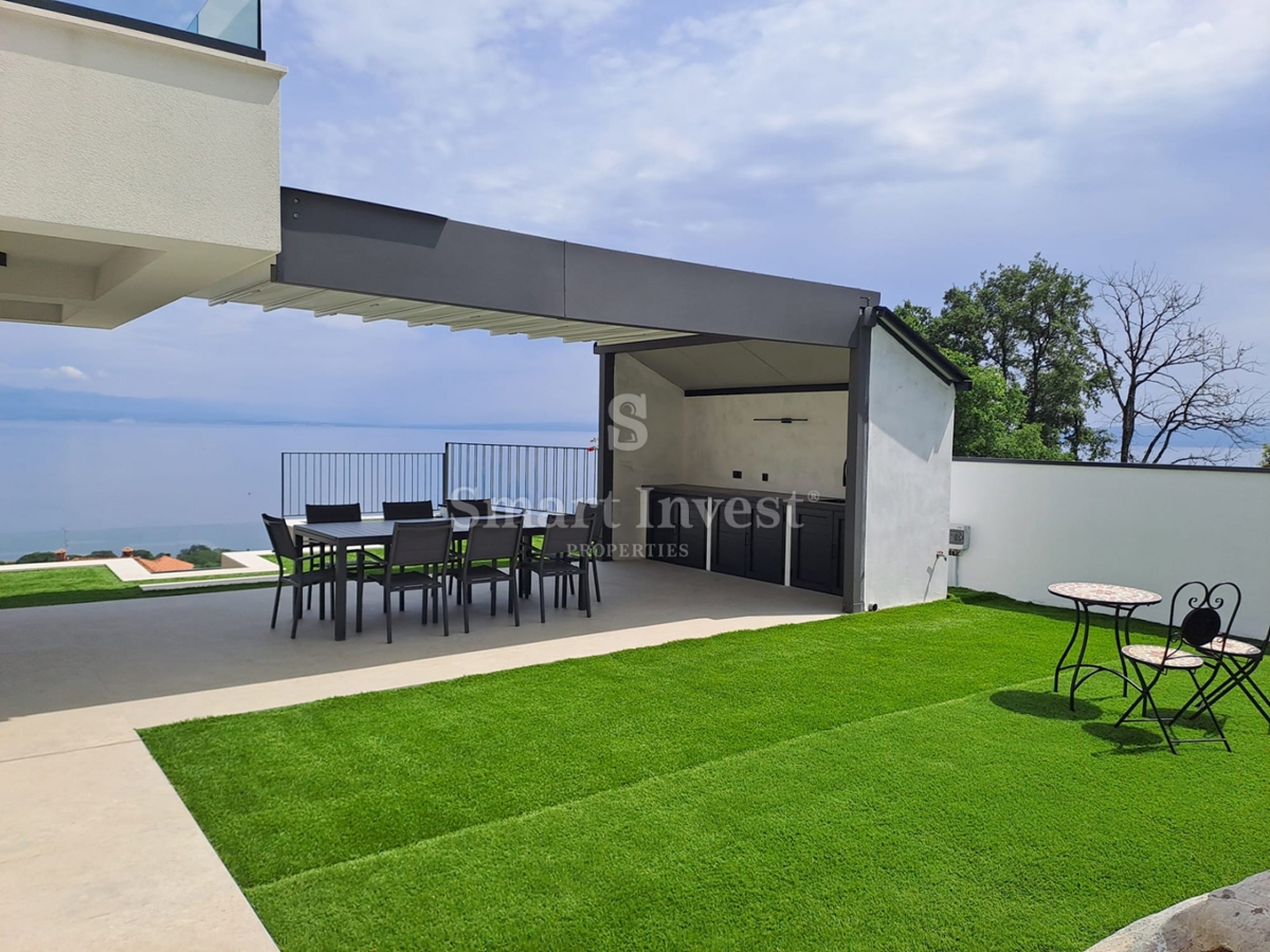 LOVRAN, moderna vila z bazenom in pogledom na morje!