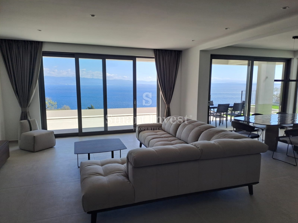 LOVRAN, moderna vila z bazenom in pogledom na morje!