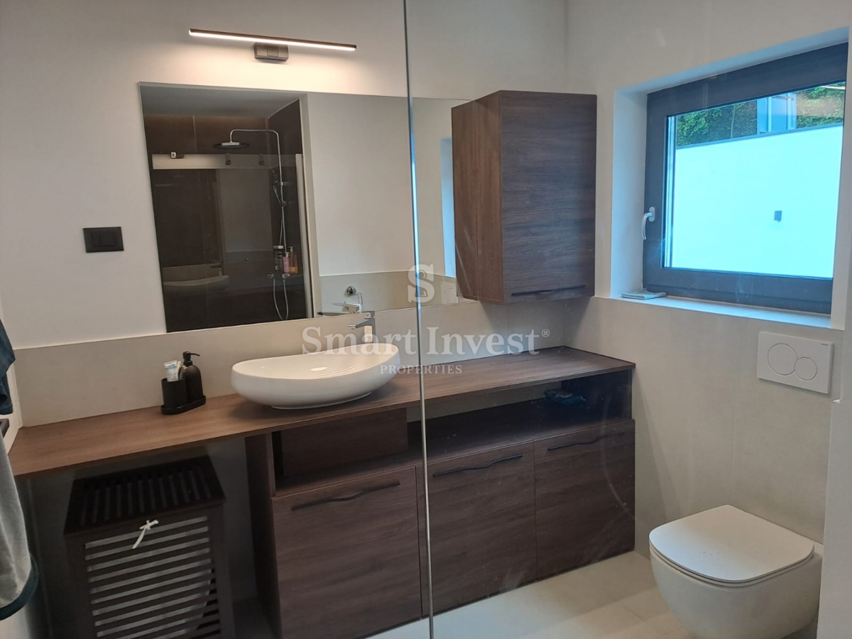 LOVRAN, moderna vila z bazenom in pogledom na morje!