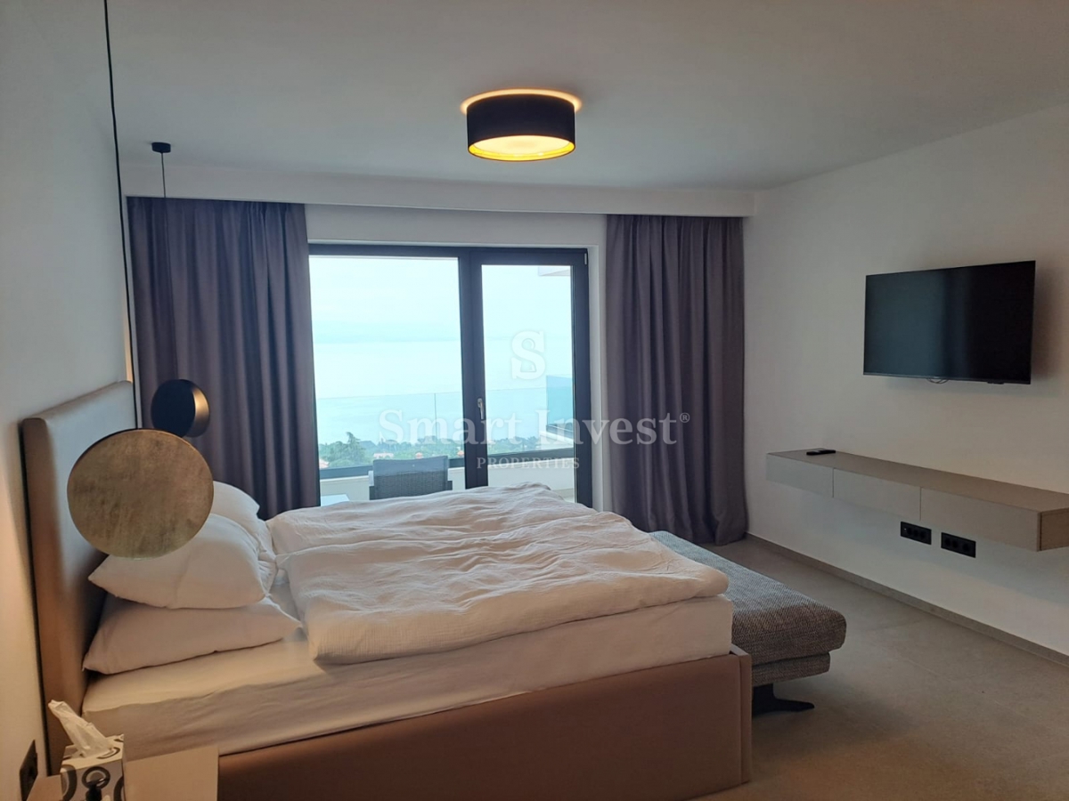 LOVRAN, moderna vila z bazenom in pogledom na morje!