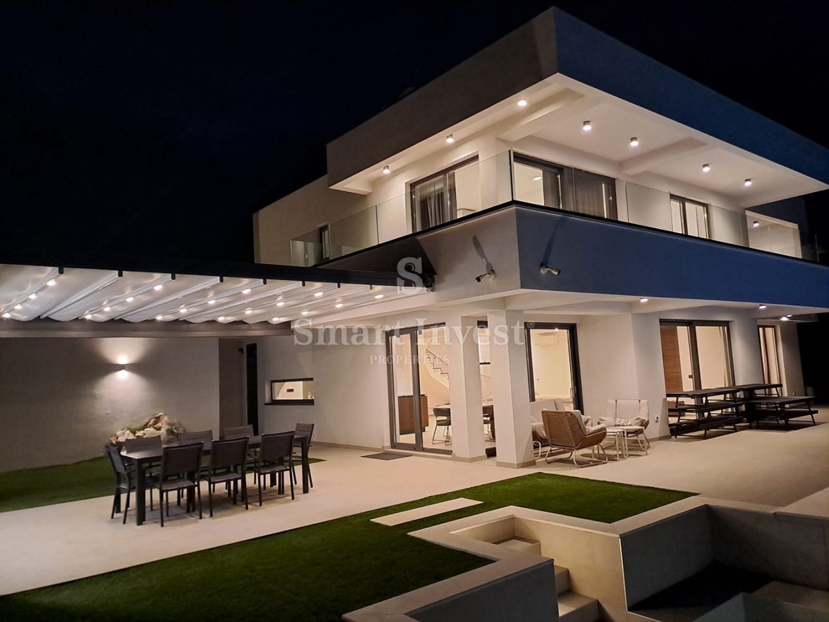 LOVRAN, moderna vila z bazenom in pogledom na morje!