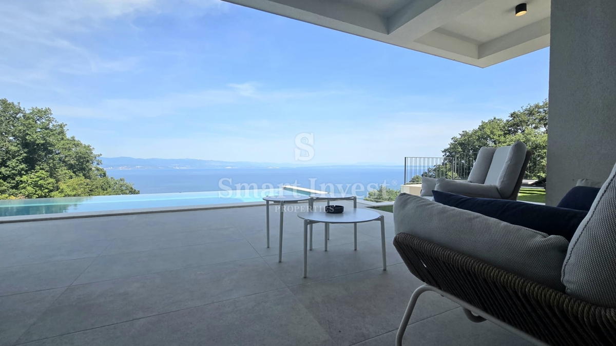 LOVRAN, moderna vila z bazenom in pogledom na morje!