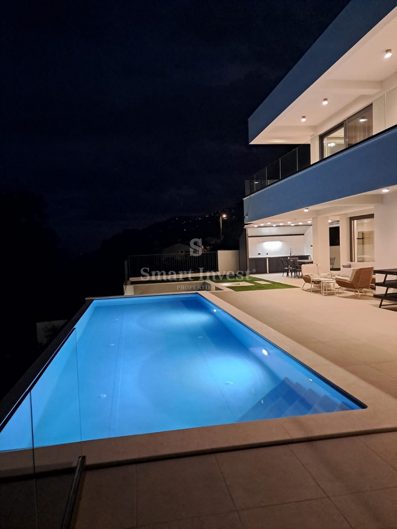 LOVRAN, moderna vila z bazenom in pogledom na morje!