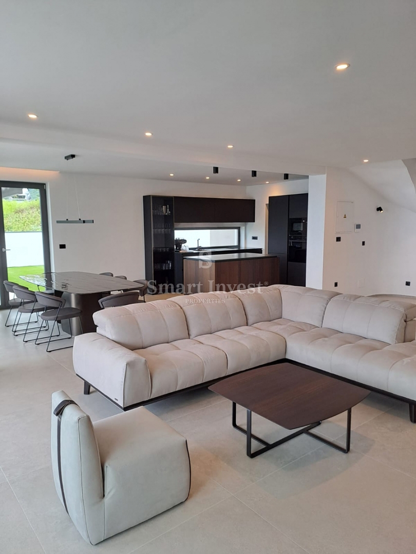 LOVRAN, moderna vila z bazenom in pogledom na morje!