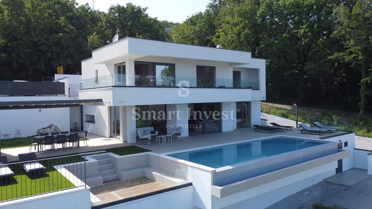 LOVRAN, moderna vila z bazenom in pogledom na morje!