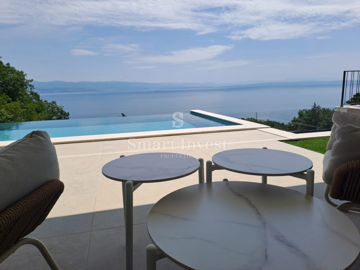 LOVRAN, moderna vila z bazenom in pogledom na morje!