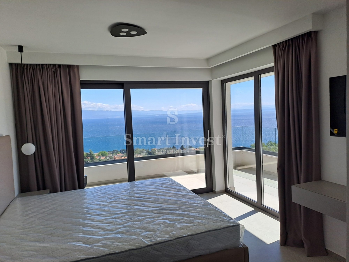 LOVRAN, moderna vila z bazenom in pogledom na morje!