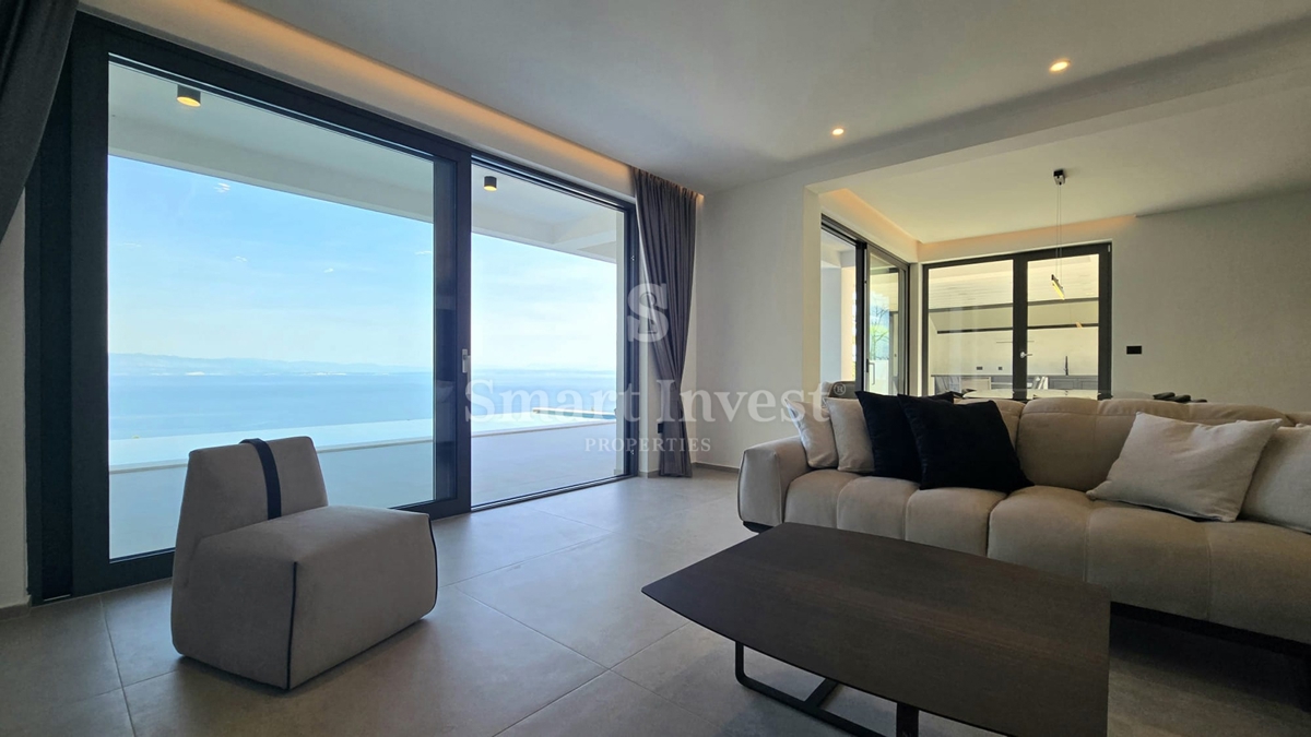 LOVRAN, moderna vila z bazenom in pogledom na morje!