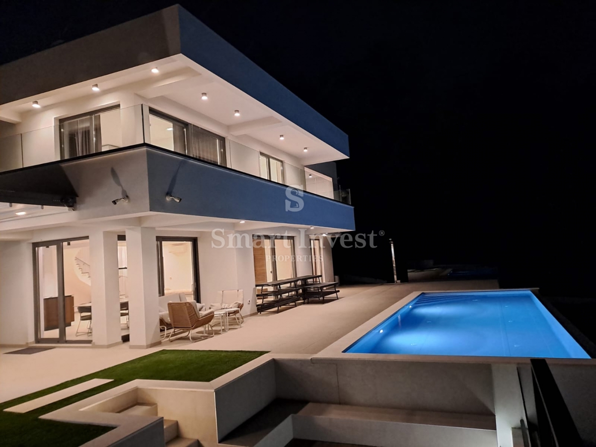 LOVRAN, moderna vila z bazenom in pogledom na morje!