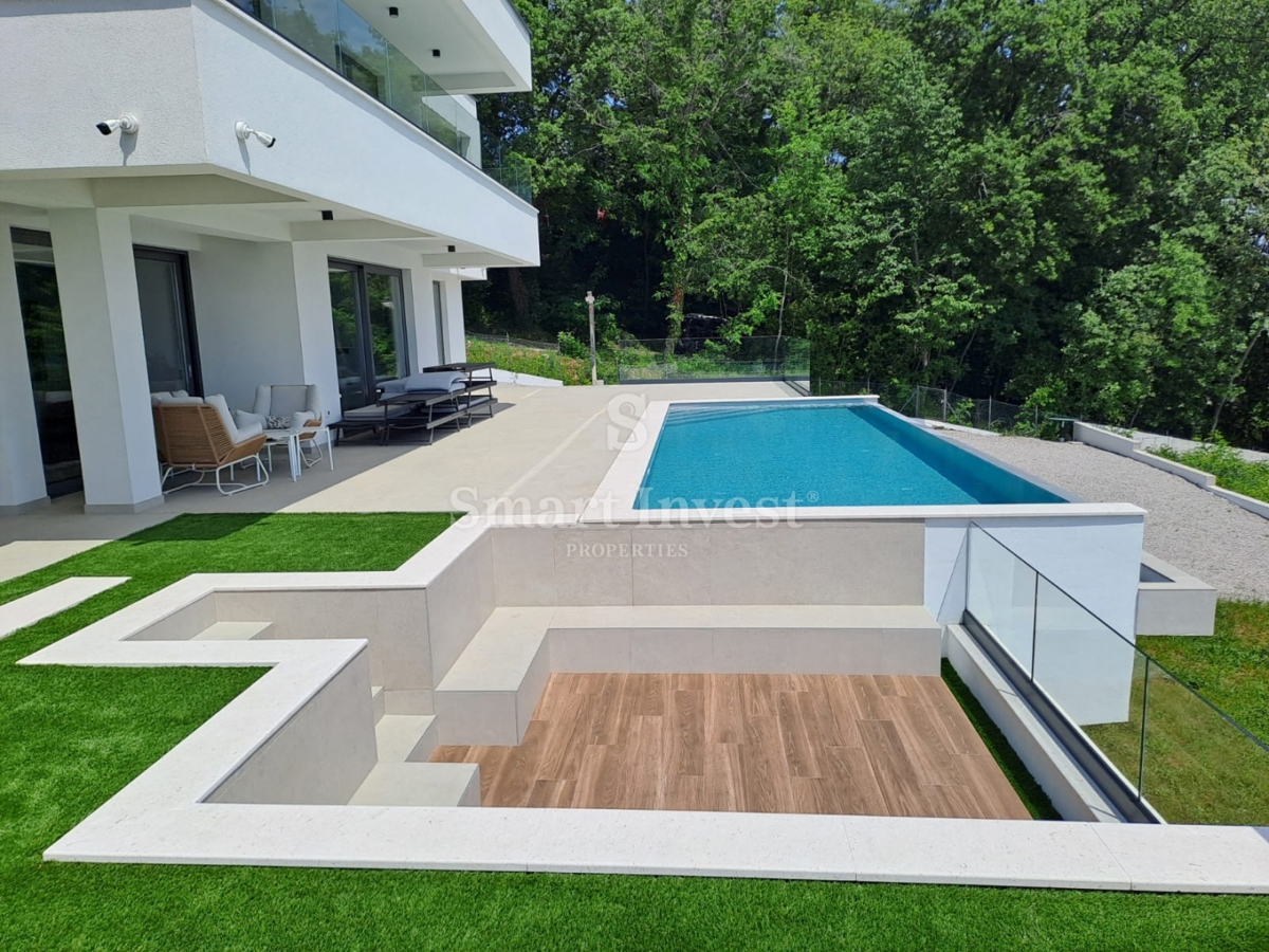 LOVRAN, moderna vila z bazenom in pogledom na morje!