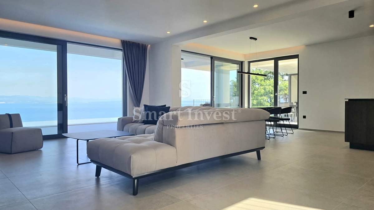 LOVRAN, moderna vila z bazenom in pogledom na morje!