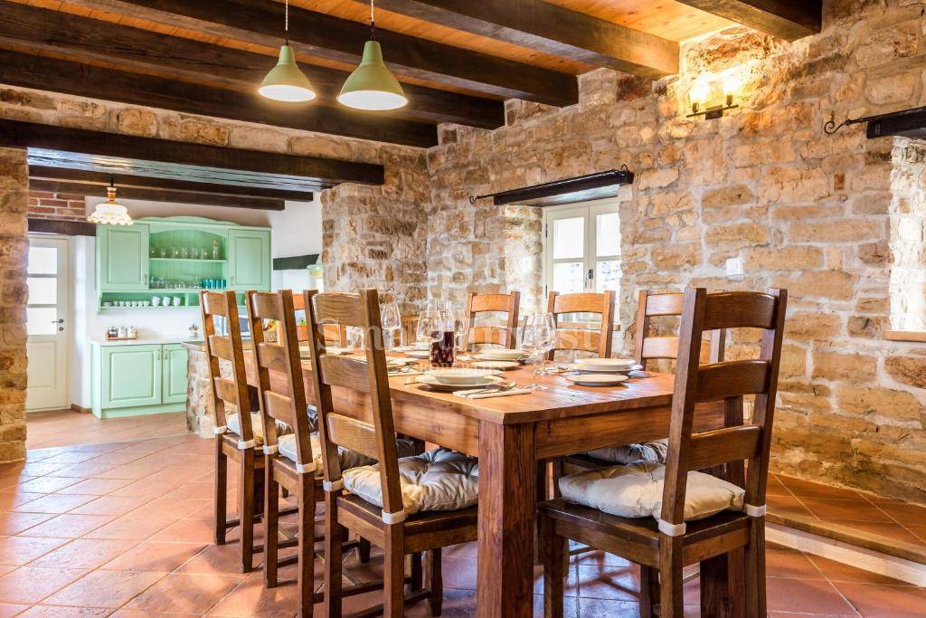 ISTRA - TINJAN, čudovita kamnita vila z bazenom