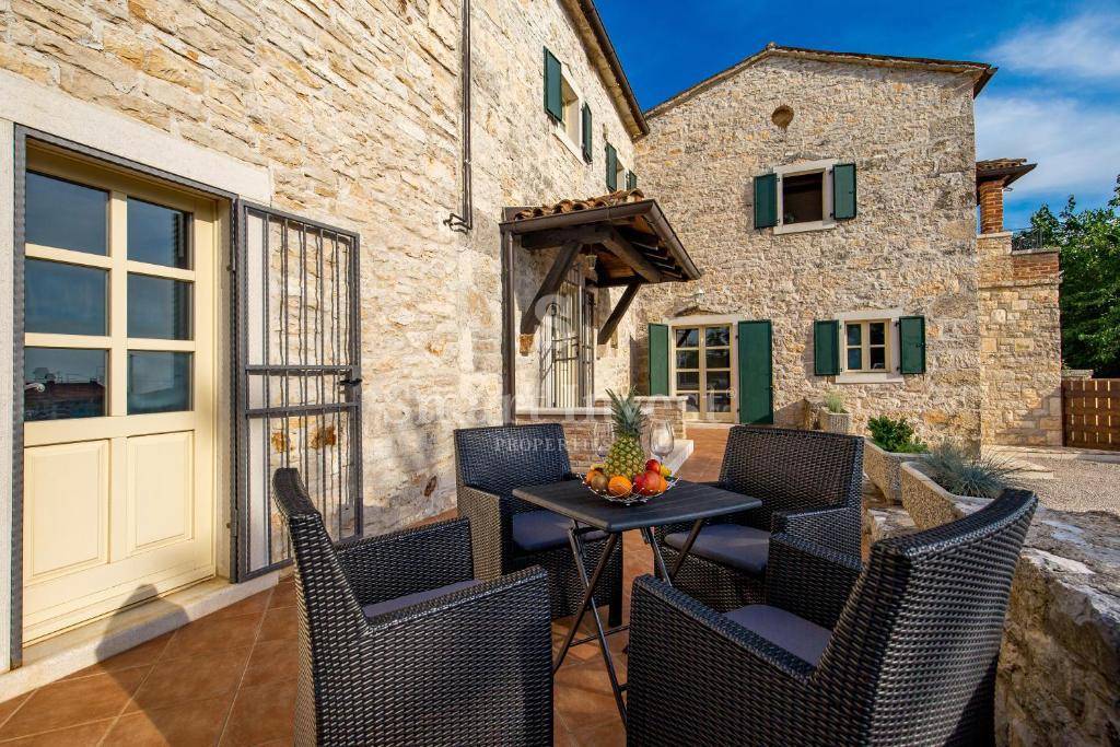 ISTRA - TINJAN, čudovita kamnita vila z bazenom