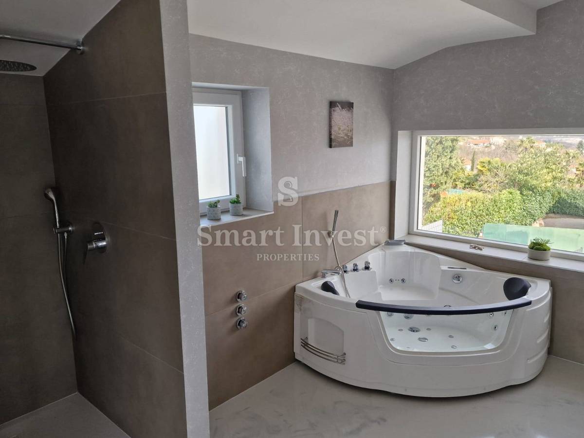 OPATIJA - BREGI, stanovanje s pogledom na morje, bazenom in parkiriščem