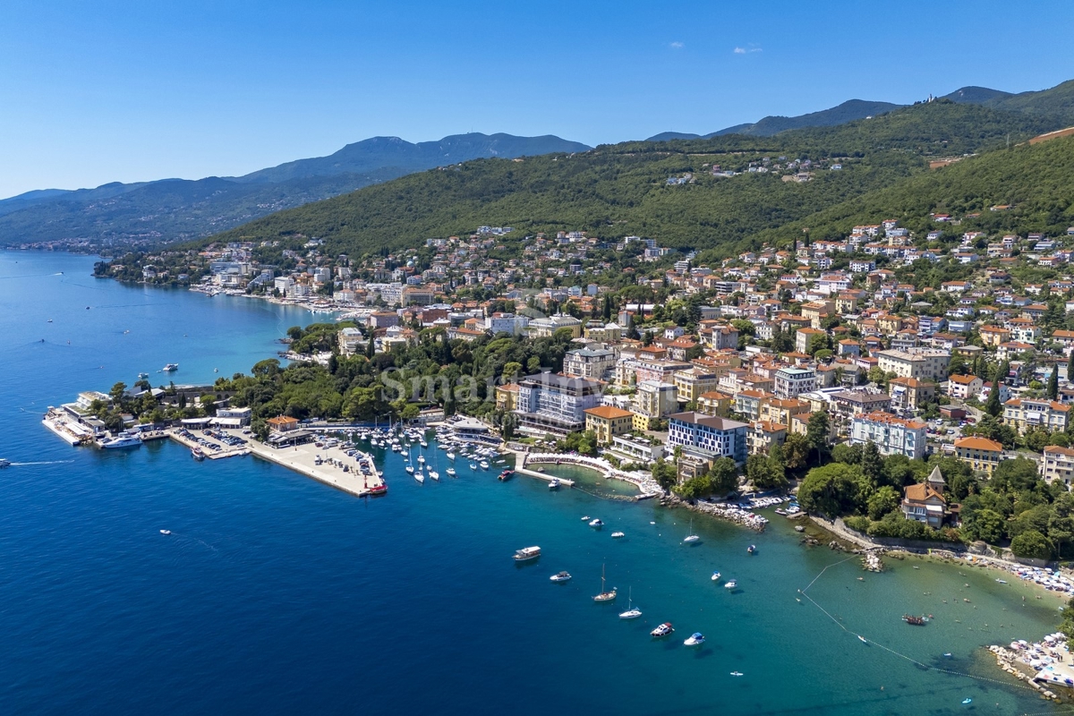 OPATIJA, luksuzno stanovanje z balkonom v stari vili blizu morja