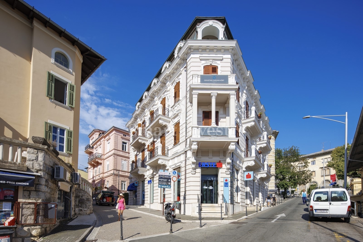 OPATIJA, luksuzno stanovanje z balkonom v stari vili blizu morja