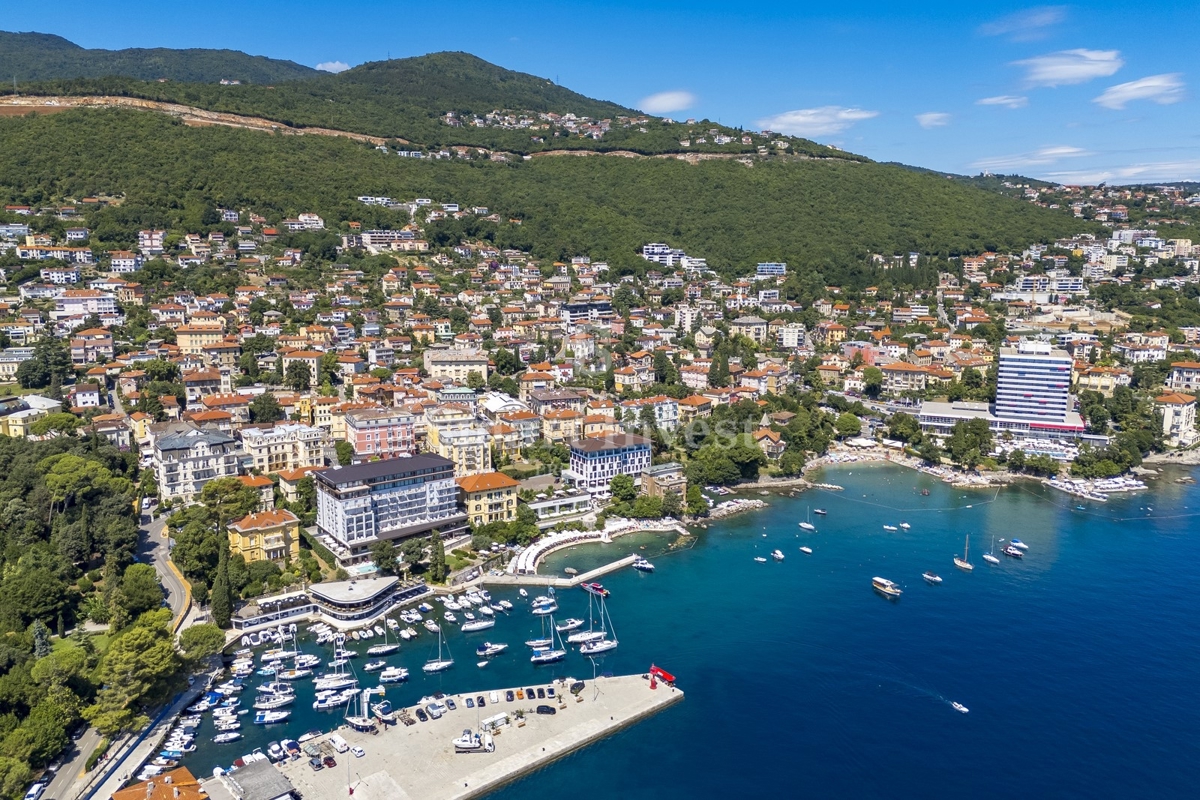 OPATIJA, luksuzno stanovanje z balkonom v stari vili blizu morja