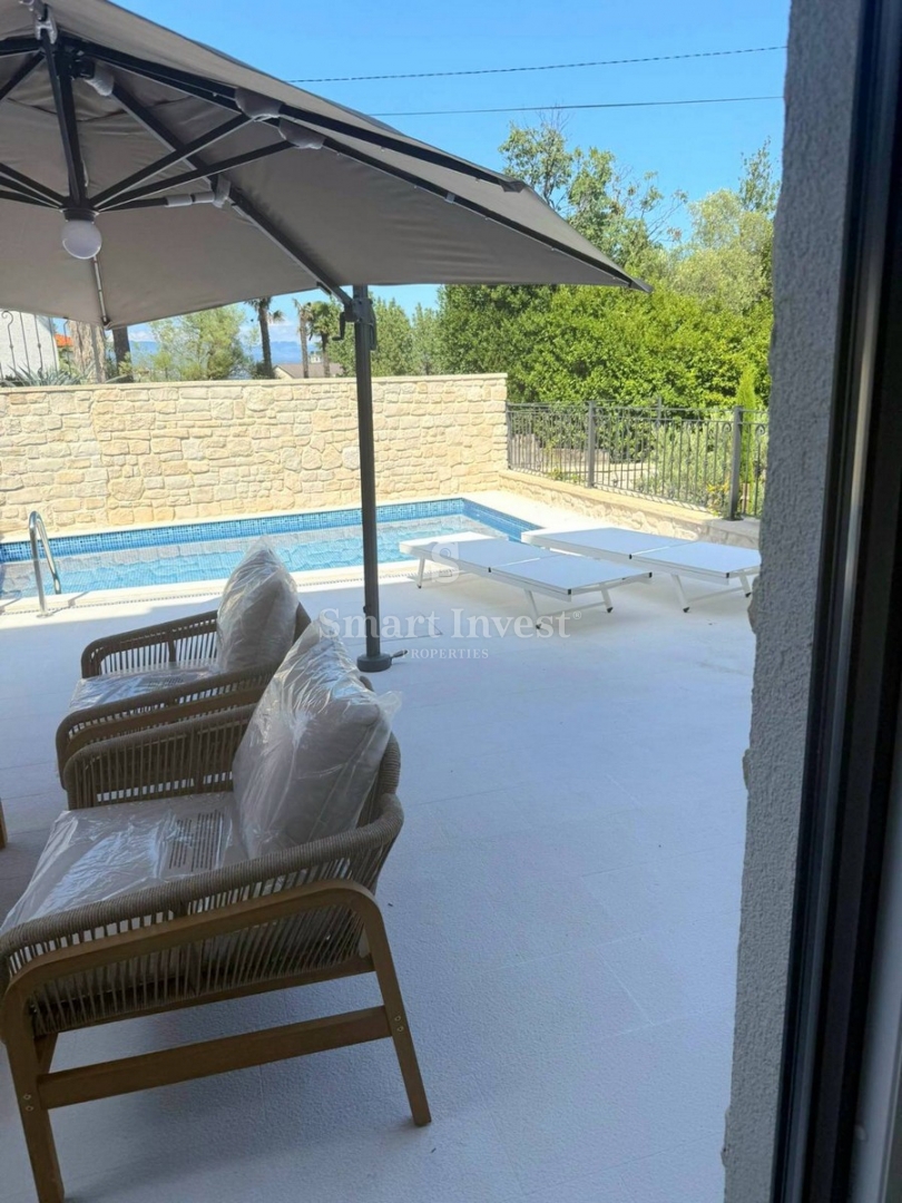 LOVRAN, luksuzno stanovanje z bazenom v bližini morja