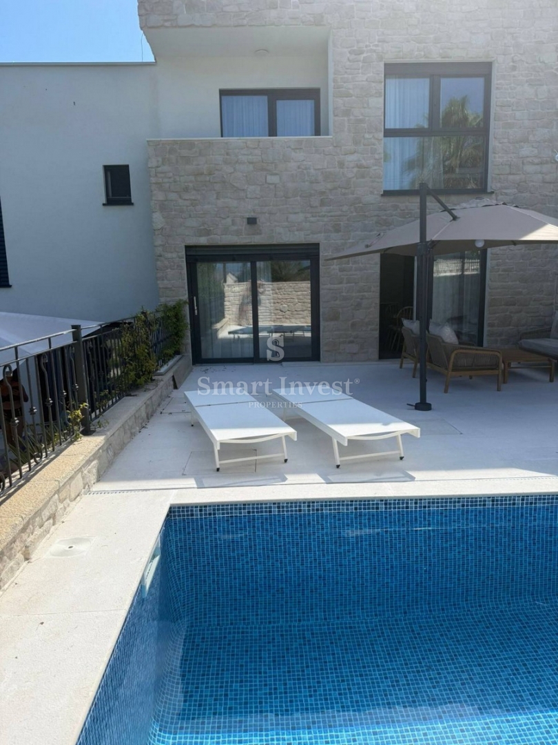 LOVRAN, luksuzno stanovanje z bazenom v bližini morja