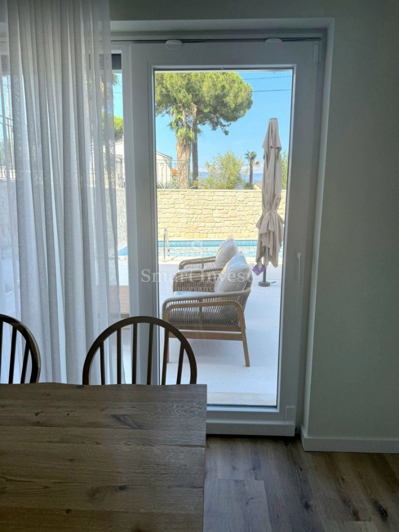 LOVRAN, luksuzno stanovanje z bazenom v bližini morja