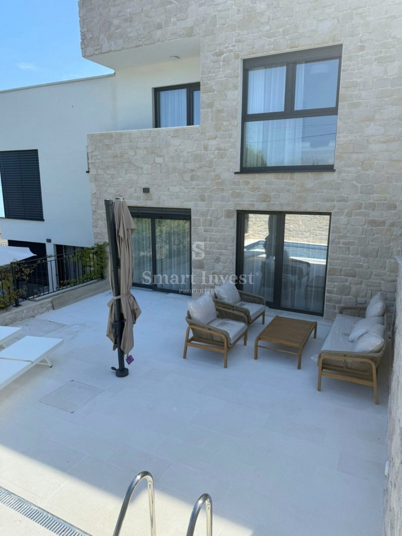 LOVRAN, luksuzno stanovanje z bazenom v bližini morja