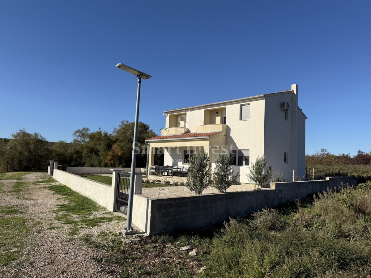 Hiša Posedarje, 200m2