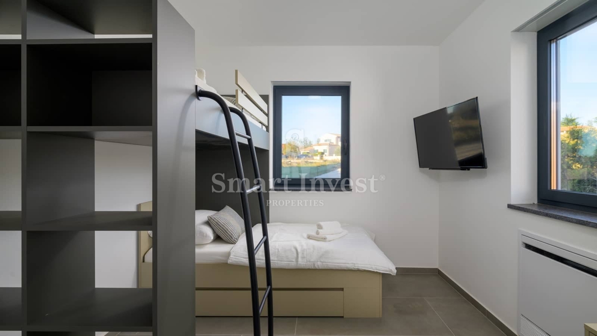 ISTRA - SVETVINČENAT, nova moderna vila z ogrevanim bazenom