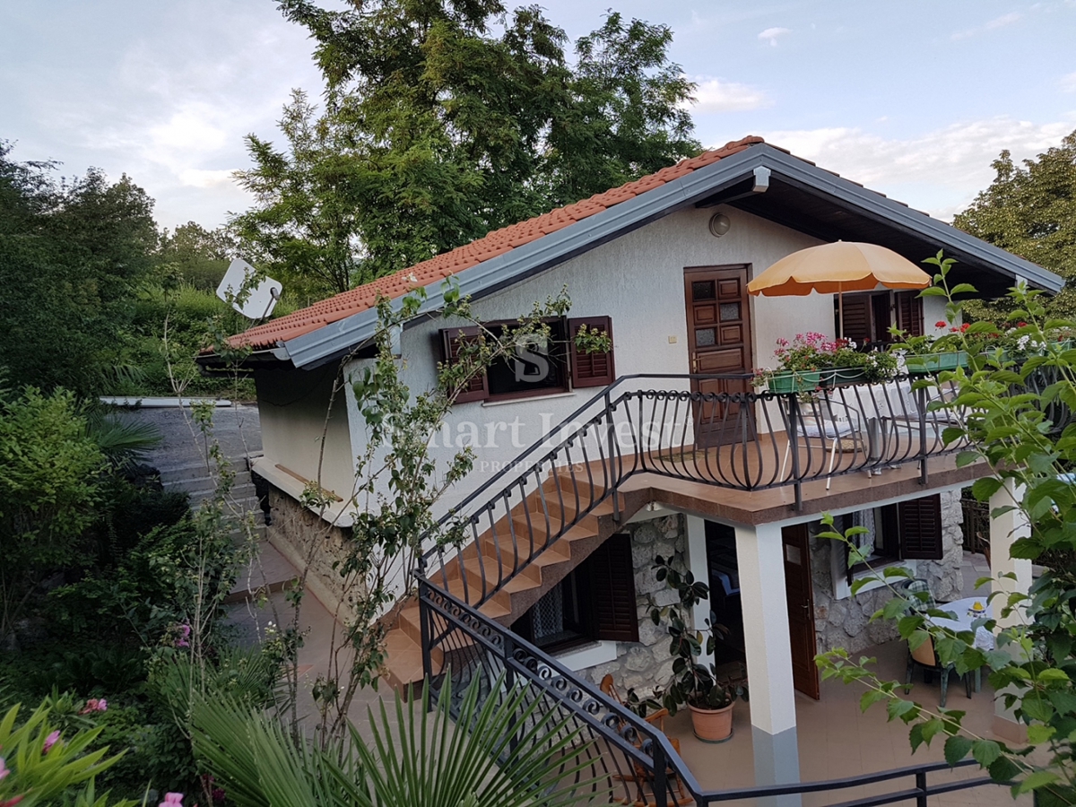 IKA - OPRIĆ, hiša s pogledom na morje in prostornim vrtom