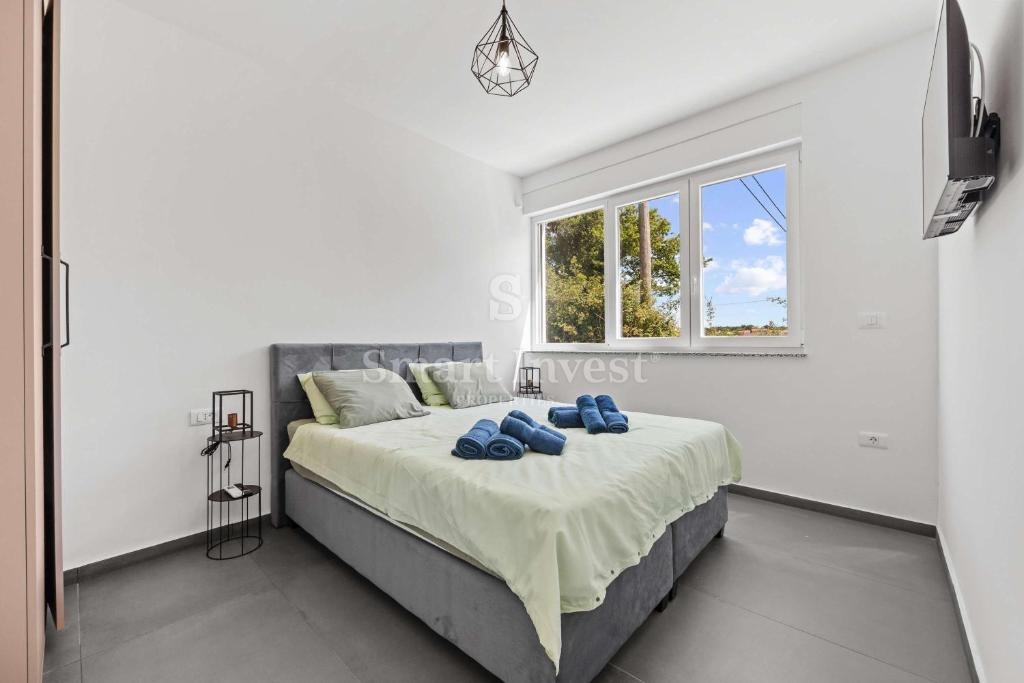 ISTRA - SVETVINČENAT, moderna vila z ogrevanim bazenom