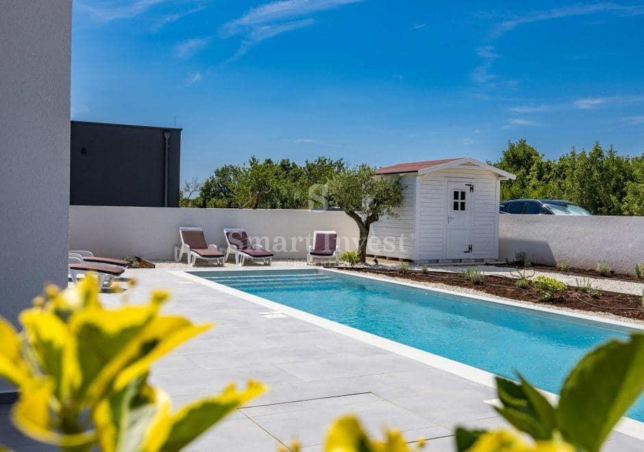 ISTRA - SVETVINČENAT, moderna vila z ogrevanim bazenom