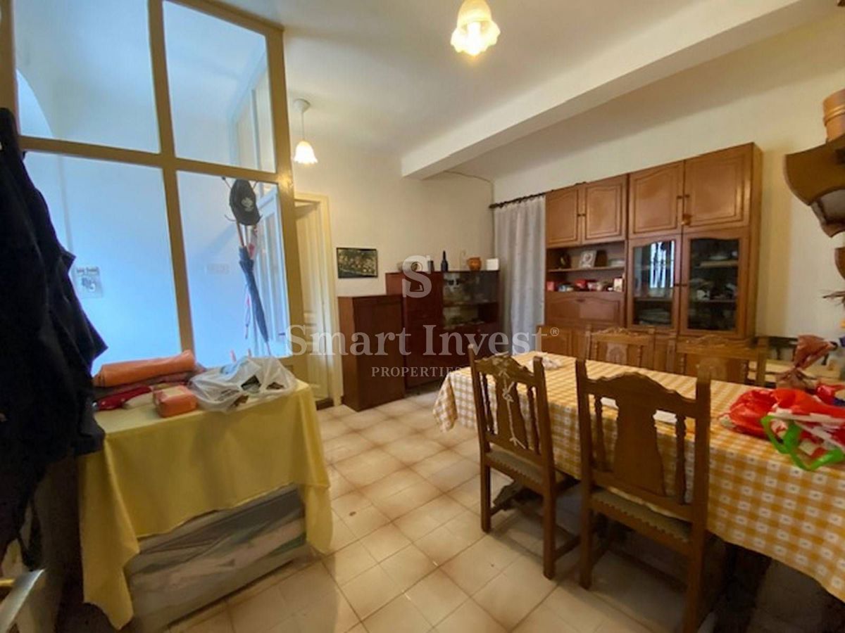 OPATIJA, Apartment of 101 m2 first line to the sea, for renovation