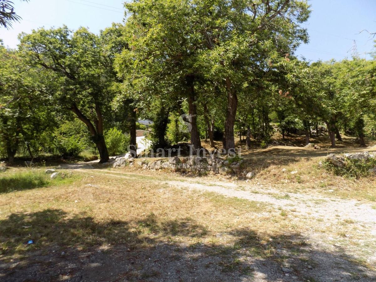 LOVRAN, Zazidljivo parcelo 2.700 m2 s pogledom na morje