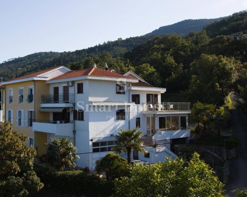 LOVRAN, Hiša z apartmaji in pogledom na morje, blizu morja, prodamo