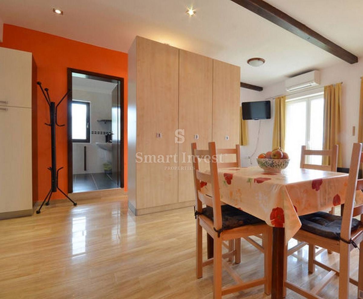 LOVRAN, Hiša z apartmaji in pogledom na morje, blizu morja, prodamo