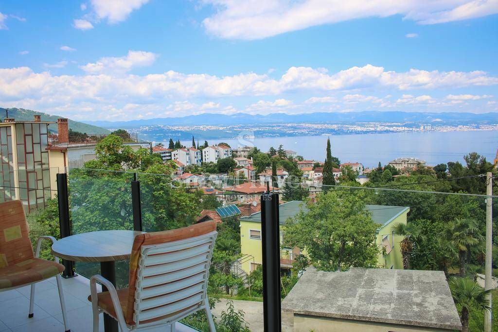 LOVRAN, Hiša z apartmaji in pogledom na morje, blizu morja, prodamo
