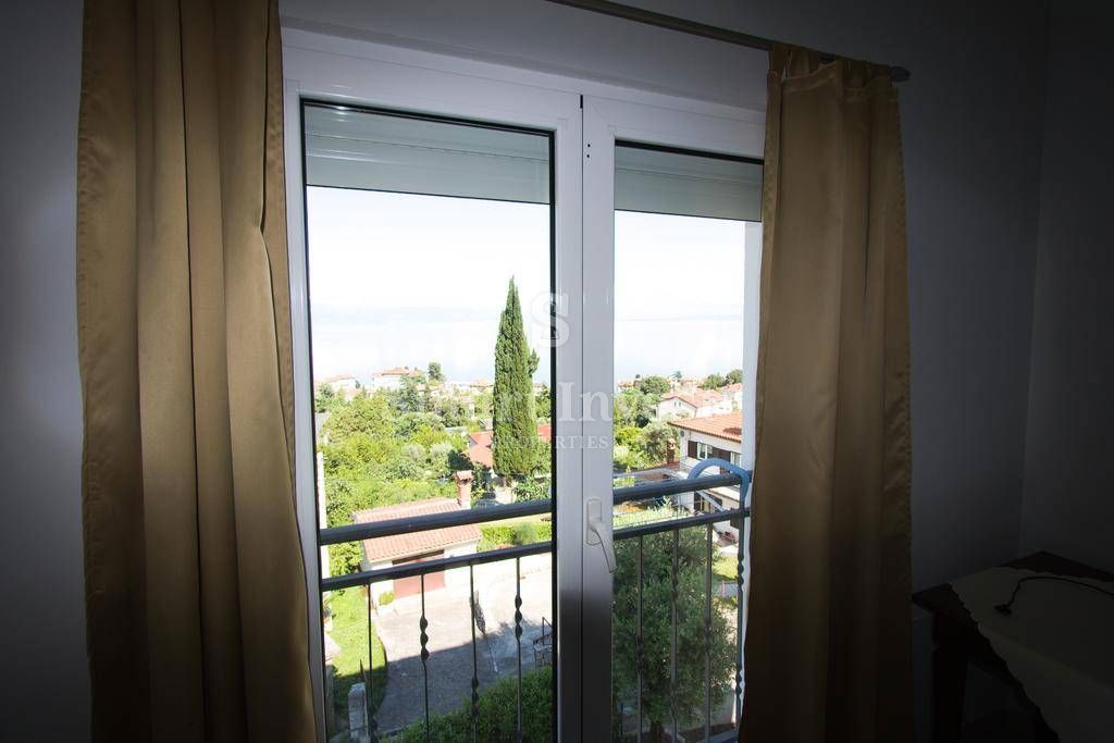 LOVRAN, Hiša z apartmaji in pogledom na morje, blizu morja, prodamo