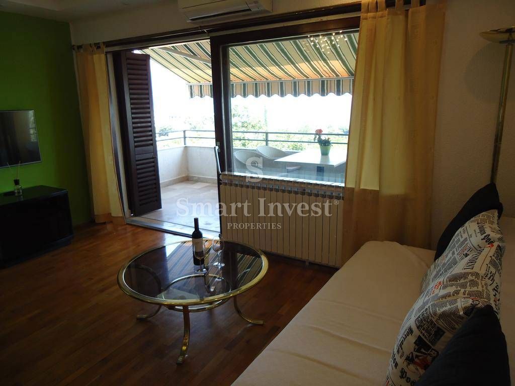 LOVRAN, Hiša z apartmaji in pogledom na morje, blizu morja, prodamo