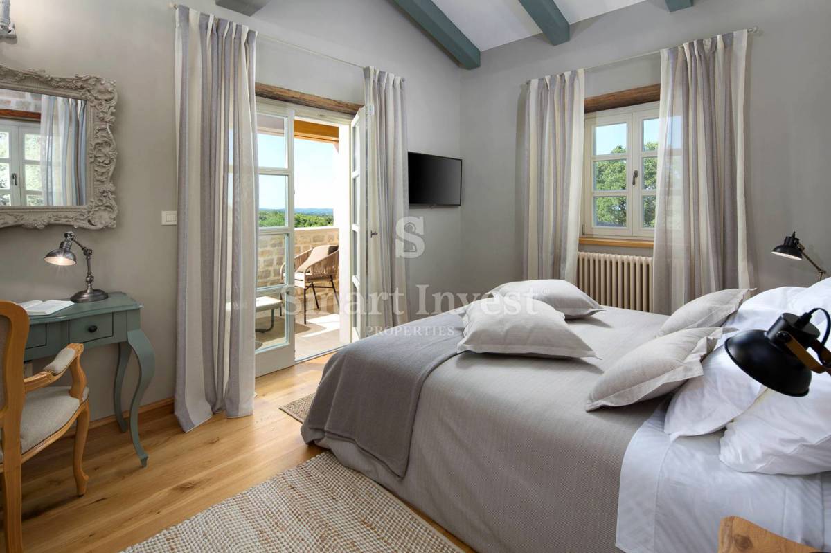 ISTRA - ROVINJ, EKSKLUZIVNA VILA S POGLEDOM NA MORJE IN ŠPORTNIMI IGRIŠČI, prodamo