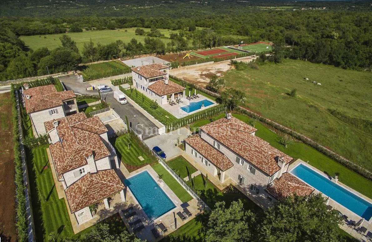 ISTRA - ROVINJ, EKSKLUZIVNA VILA S POGLEDOM NA MORJE IN ŠPORTNIMI IGRIŠČI, prodamo