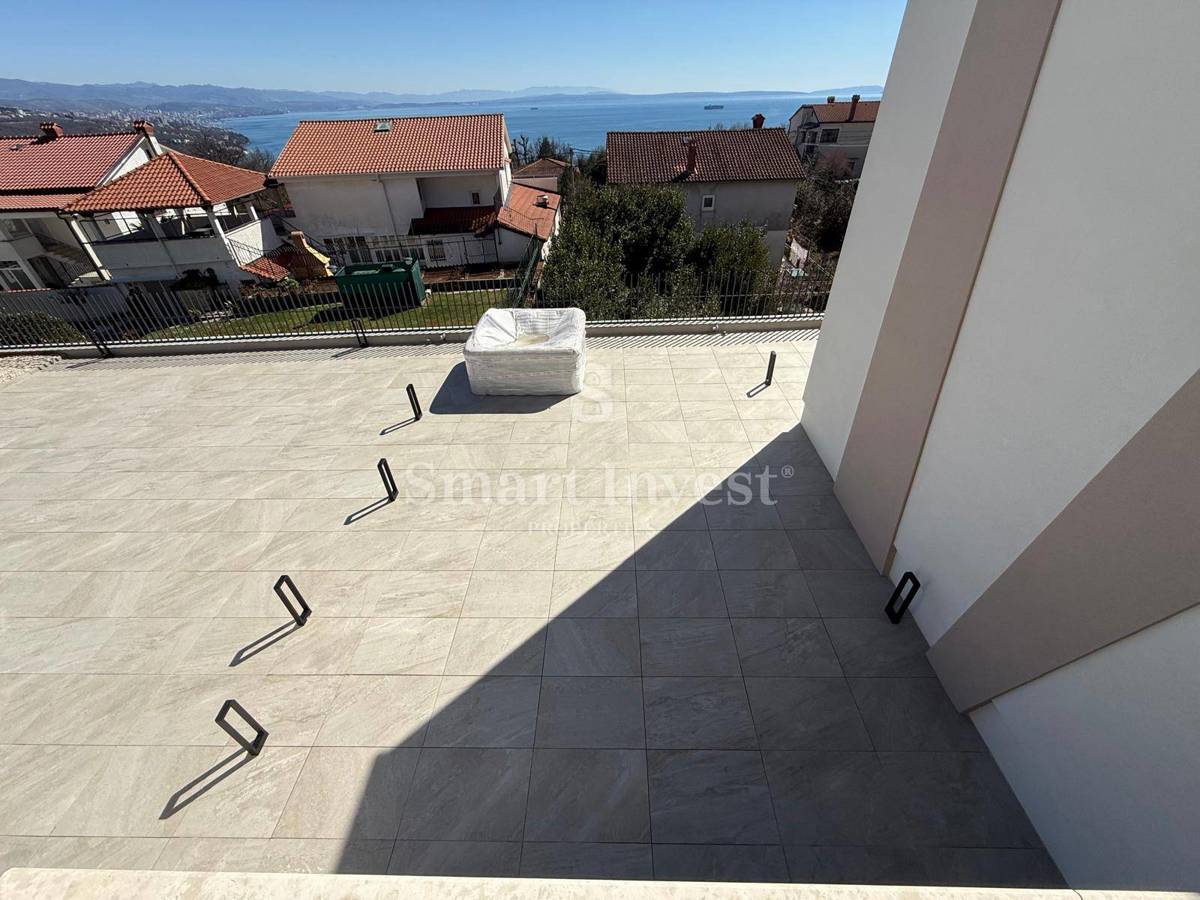 OPATIJA, Moderna vrstna hiša z bazenom in pogledom na morje, prodamo