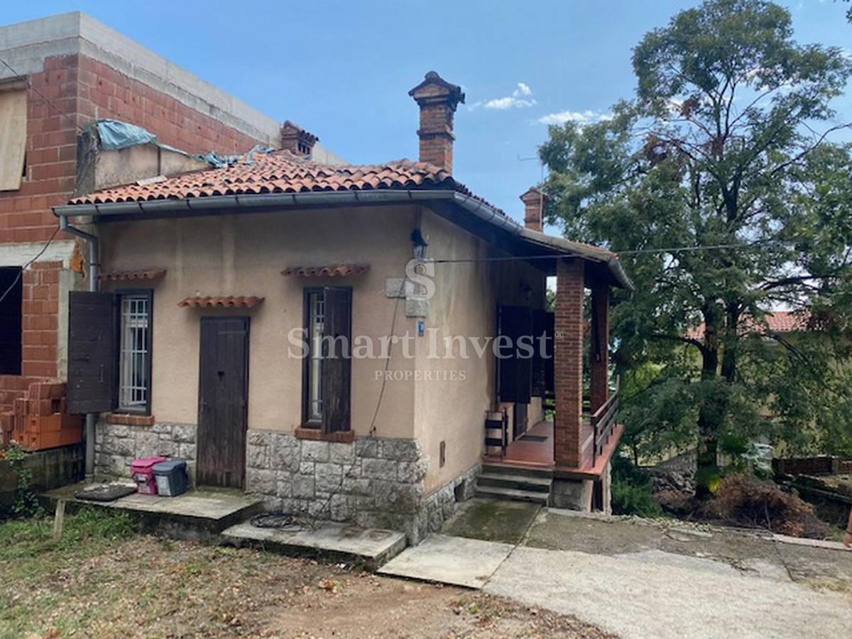 OPATIJA, Dvojček za obnovo na lepi lokaciji prodamo