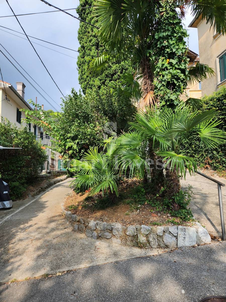 OPATIJA - CENTER, stanovanje z vrtom v zgodovinski vili, 100 m od morja
