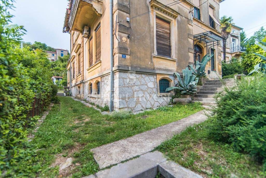 OPATIJA - CENTER, stanovanje z vrtom v zgodovinski vili, 100 m od morja