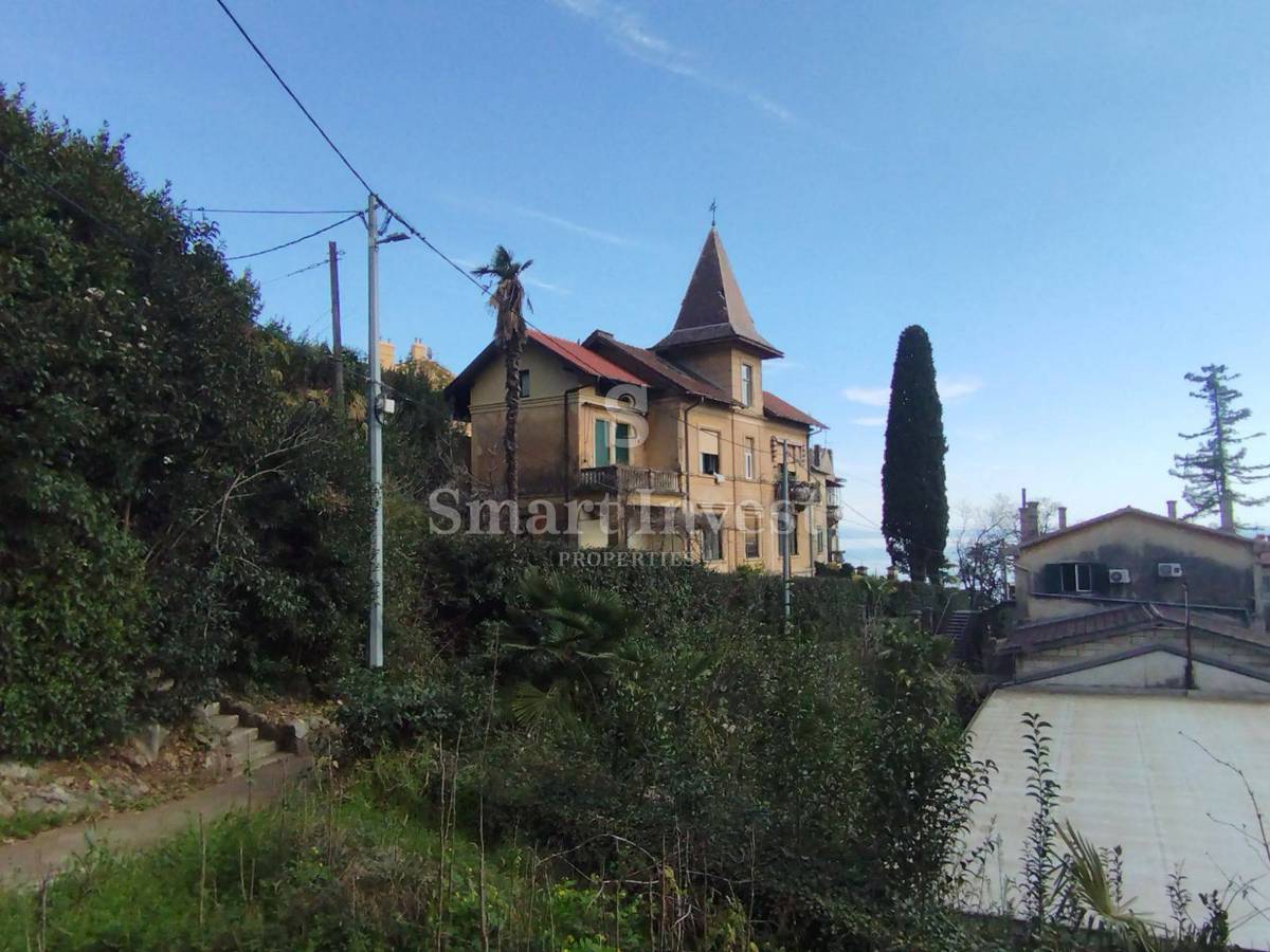 OPATIJA - CENTER, stanovanje z vrtom v zgodovinski vili, 100 m od morja